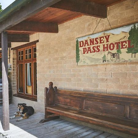 The Danseys Pass Hotel Ranfurly Bagian luar foto